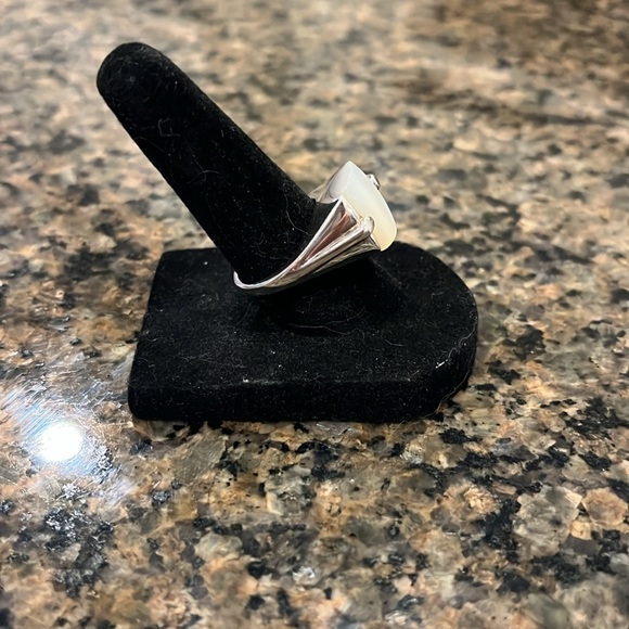 Sterling Silver and Mother of Pearl Ring - Picture 3 of 4